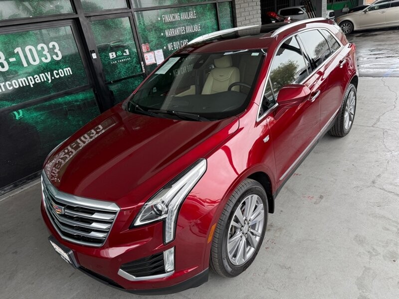 Cadillac XT5 Vehicle Full-screen Gallery Image 02