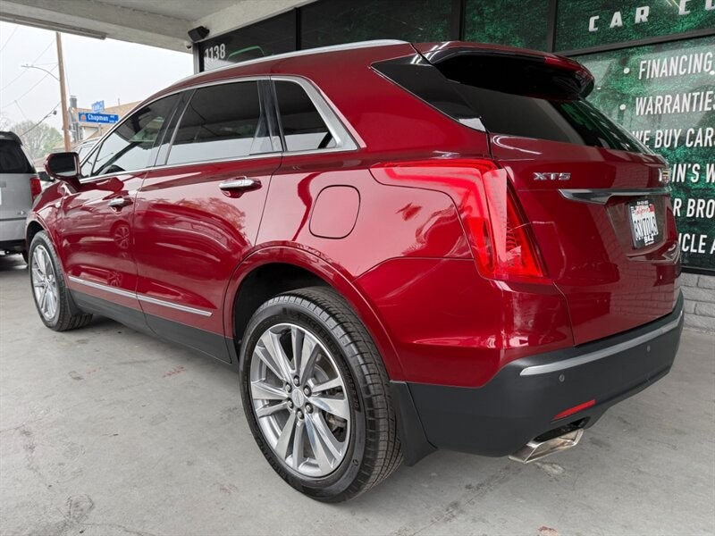 Cadillac XT5 Vehicle Full-screen Gallery Image 06