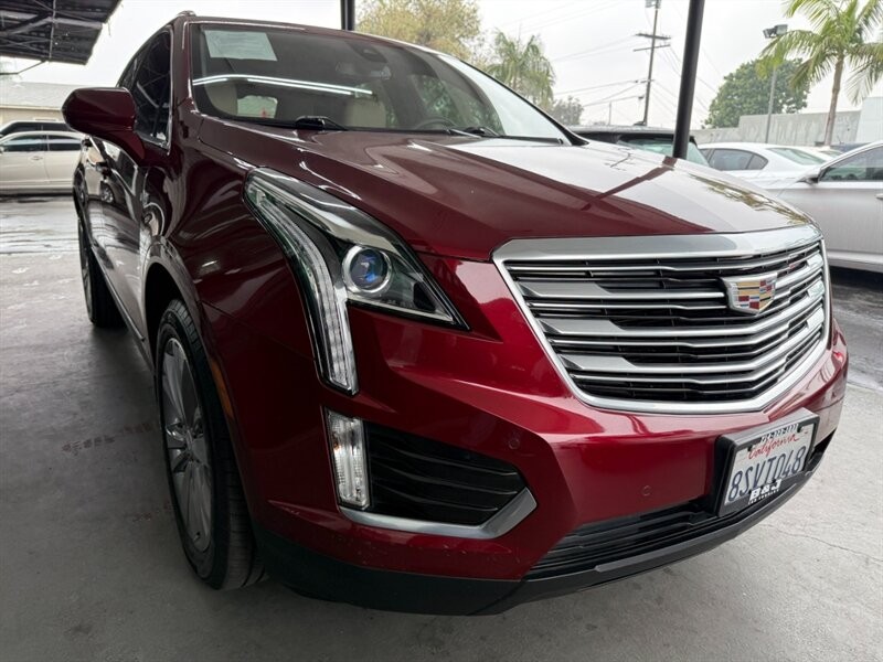 Cadillac XT5 Vehicle Full-screen Gallery Image 09
