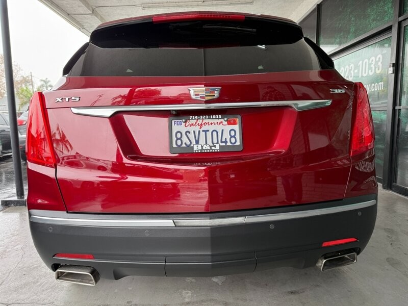 Cadillac XT5 Vehicle Full-screen Gallery Image 14