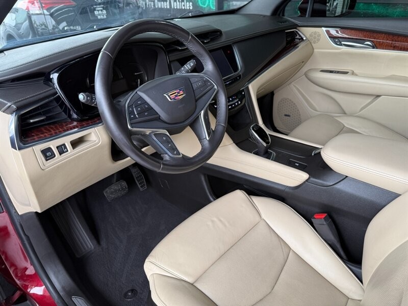 Cadillac XT5 Vehicle Full-screen Gallery Image 18