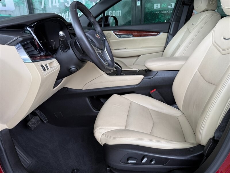 Cadillac XT5 Vehicle Full-screen Gallery Image 19