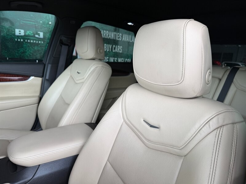 Cadillac XT5 Vehicle Full-screen Gallery Image 20