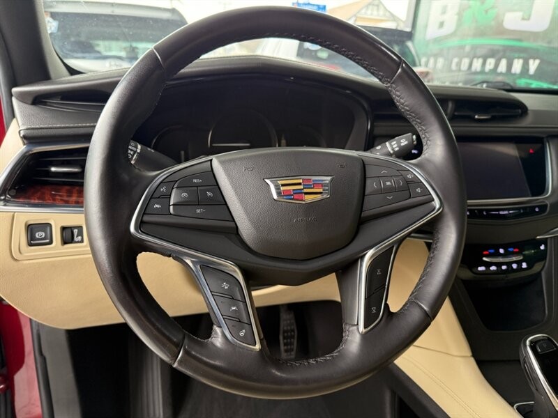 Cadillac XT5 Vehicle Full-screen Gallery Image 21