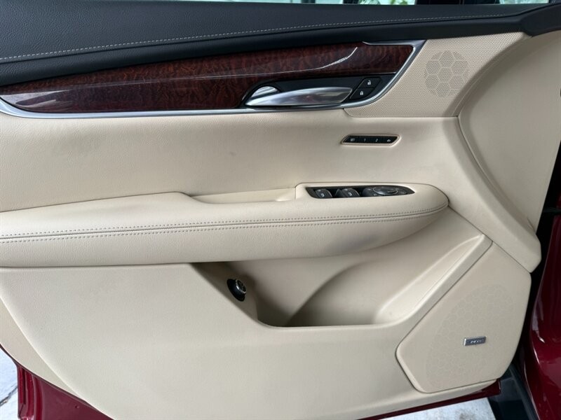 Cadillac XT5 Vehicle Full-screen Gallery Image 25