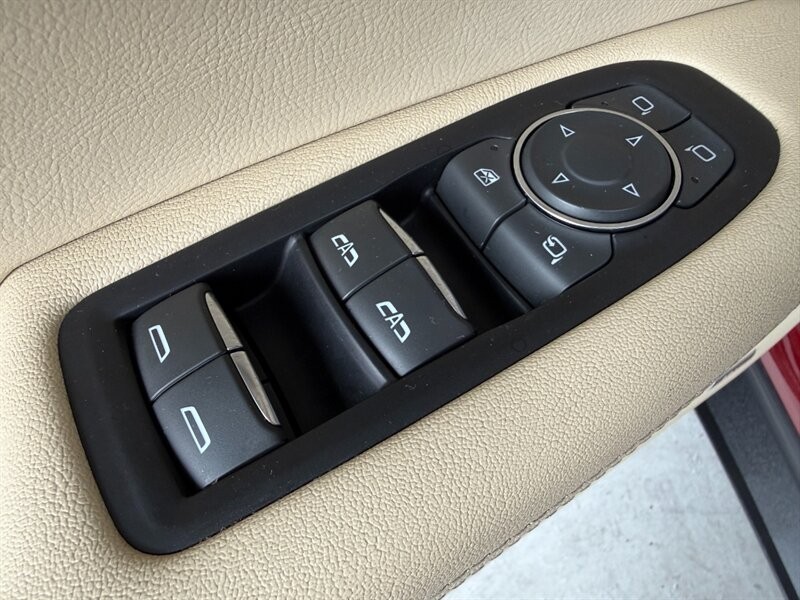 Cadillac XT5 Vehicle Full-screen Gallery Image 26