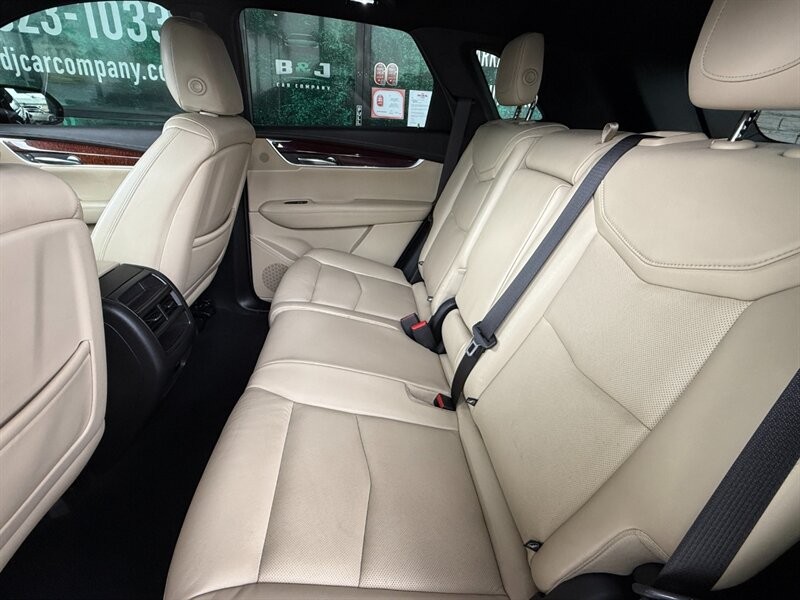 Cadillac XT5 Vehicle Full-screen Gallery Image 30