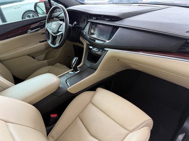 Cadillac XT5 Vehicle Full-screen Gallery Image 32