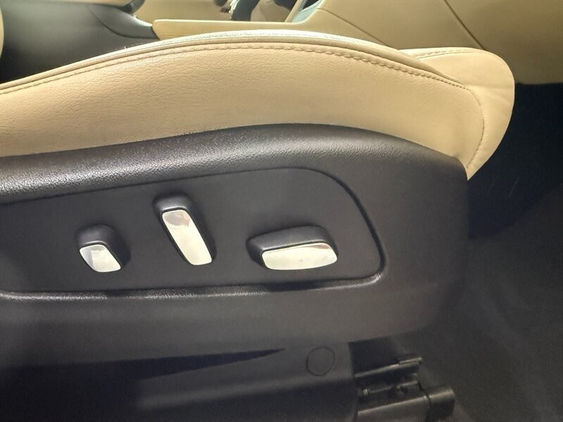 Cadillac XT5 Vehicle Full-screen Gallery Image 34