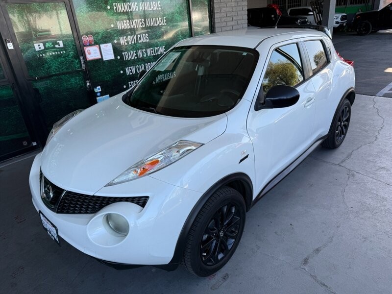 Nissan JUKE S Vehicle Full-screen Gallery Image 02