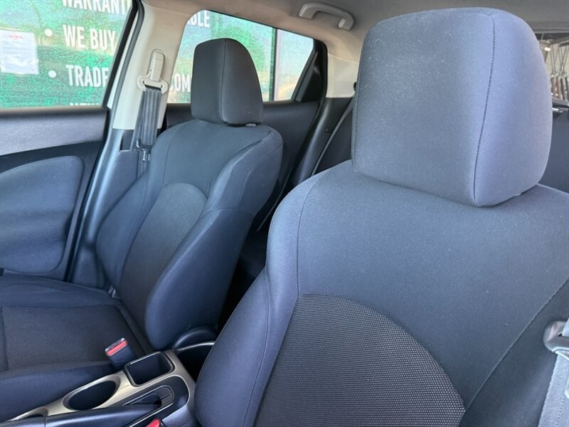 Nissan JUKE S Vehicle Full-screen Gallery Image 17