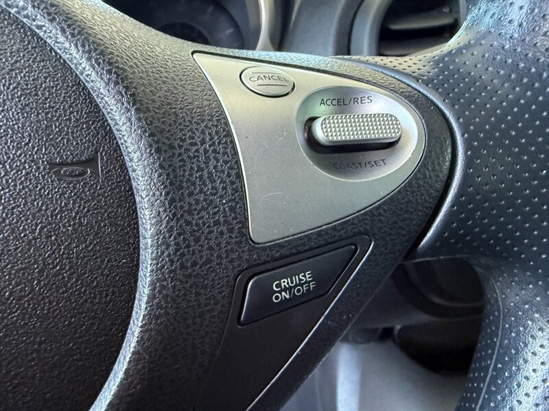 Nissan JUKE S Vehicle Full-screen Gallery Image 20