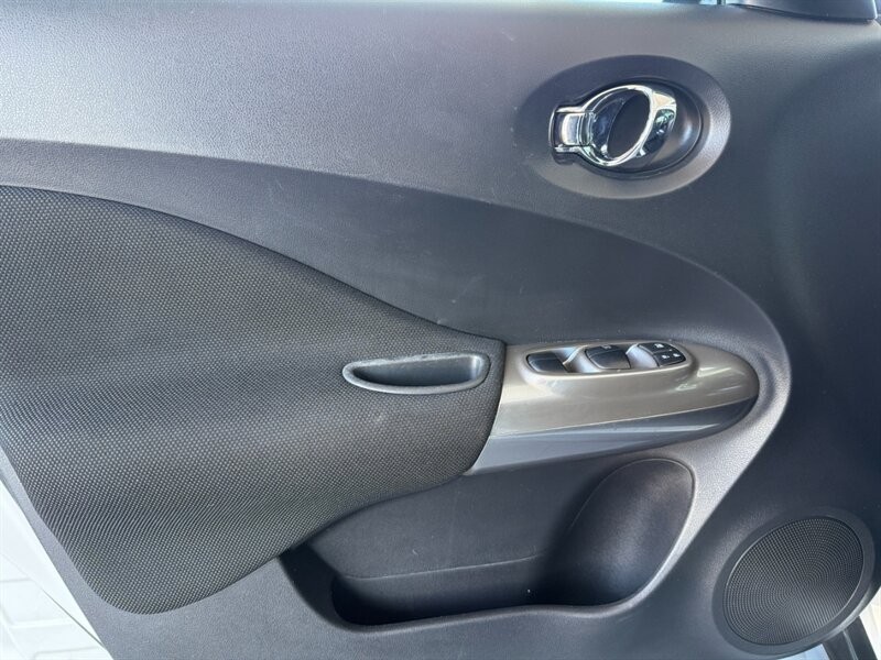 Nissan JUKE S Vehicle Full-screen Gallery Image 21