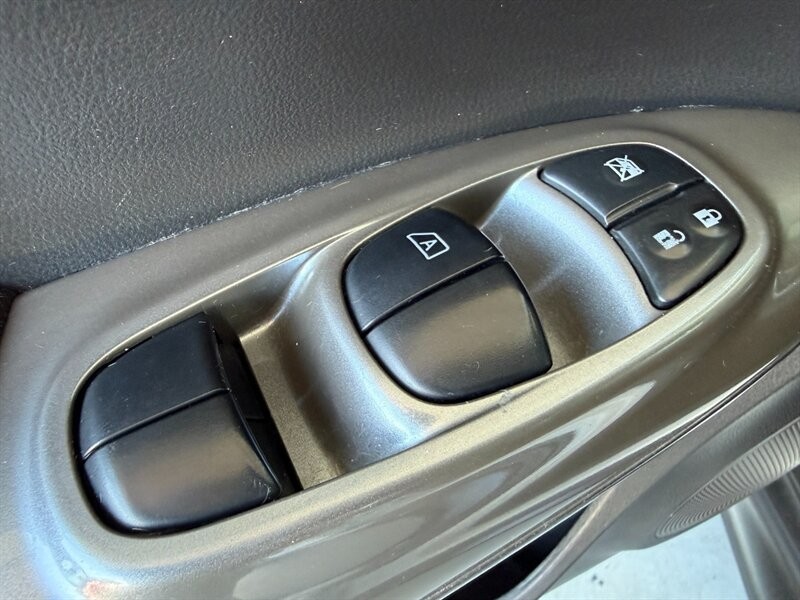 Nissan JUKE S Vehicle Full-screen Gallery Image 22