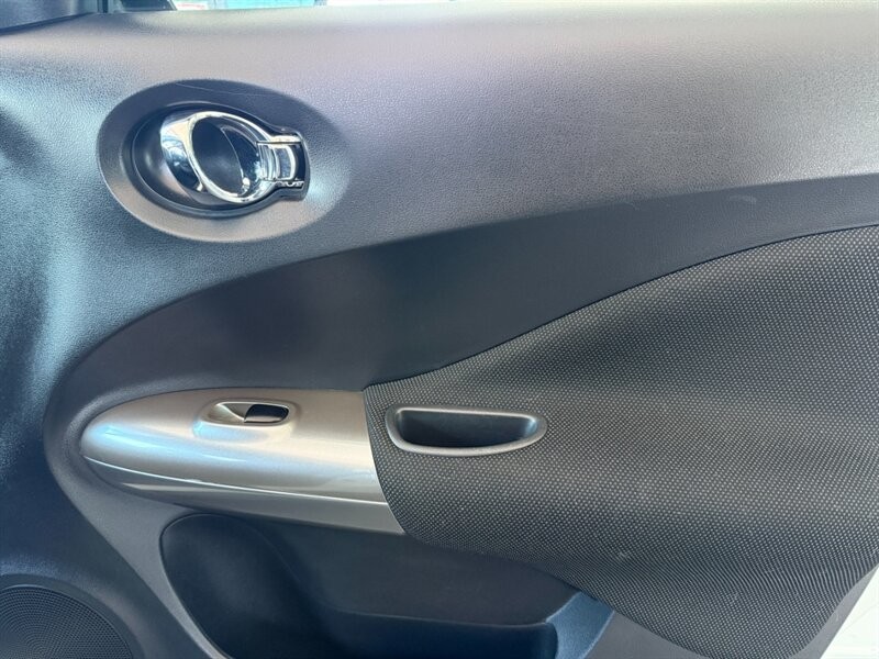 Nissan JUKE S Vehicle Full-screen Gallery Image 25