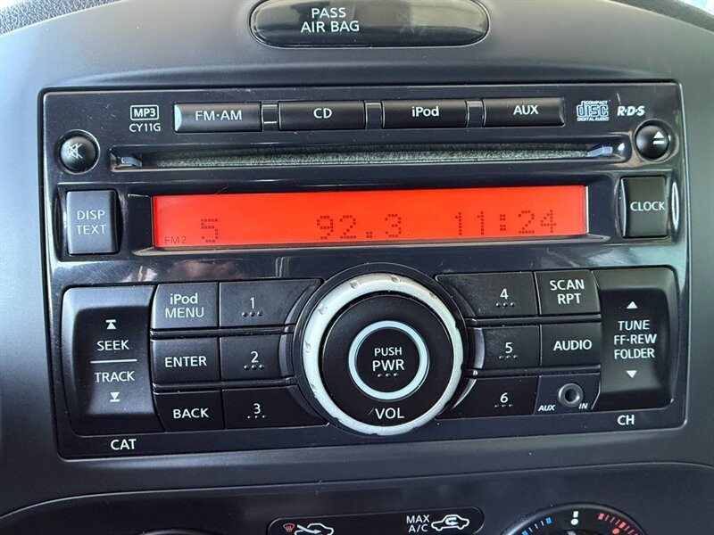 Nissan JUKE S Vehicle Full-screen Gallery Image 28