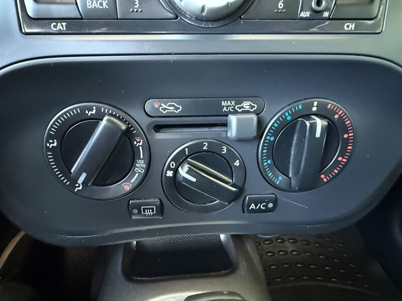 Nissan JUKE S Vehicle Full-screen Gallery Image 29