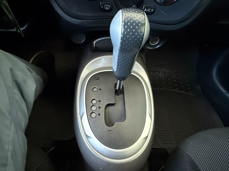 Nissan JUKE S Vehicle Full-screen Gallery Image 30