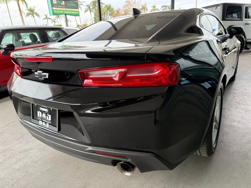 Chevrolet Camaro Vehicle Full-screen Gallery Image 10