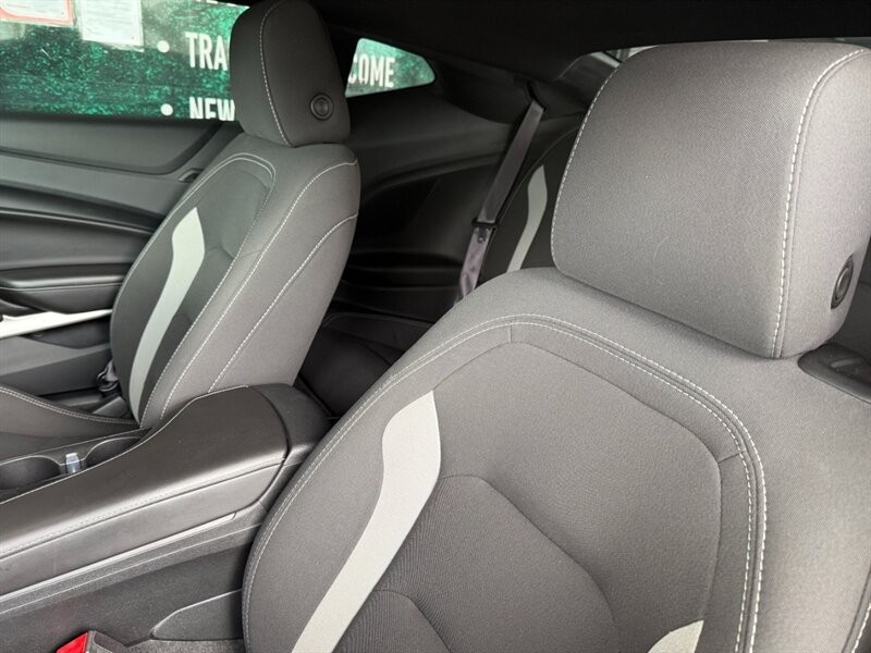 Chevrolet Camaro Vehicle Full-screen Gallery Image 17