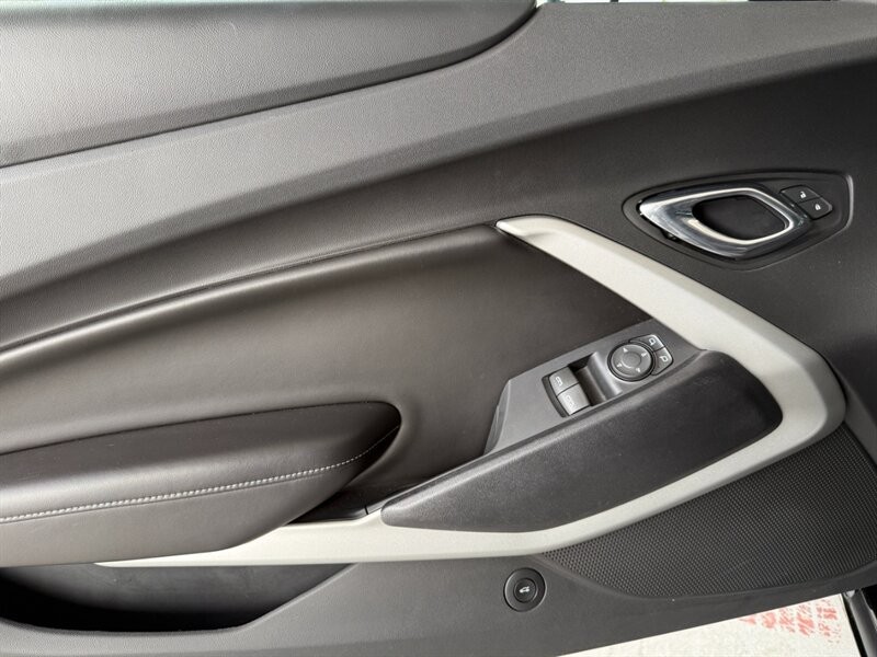 Chevrolet Camaro Vehicle Full-screen Gallery Image 22