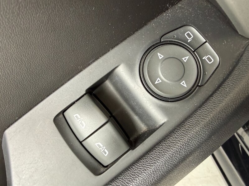 Chevrolet Camaro Vehicle Full-screen Gallery Image 23