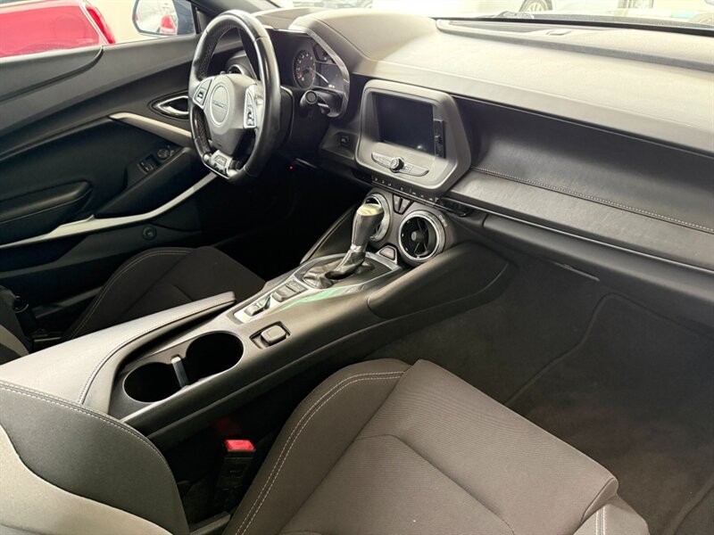 Chevrolet Camaro Vehicle Full-screen Gallery Image 25