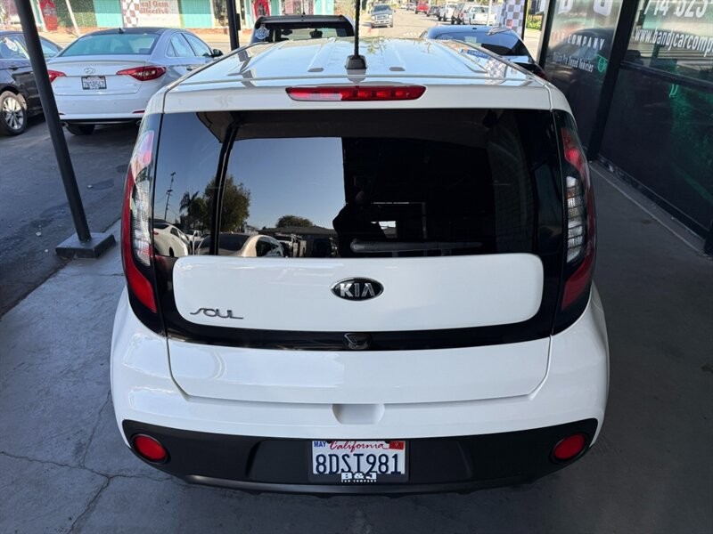 Kia Soul Vehicle Full-screen Gallery Image 14