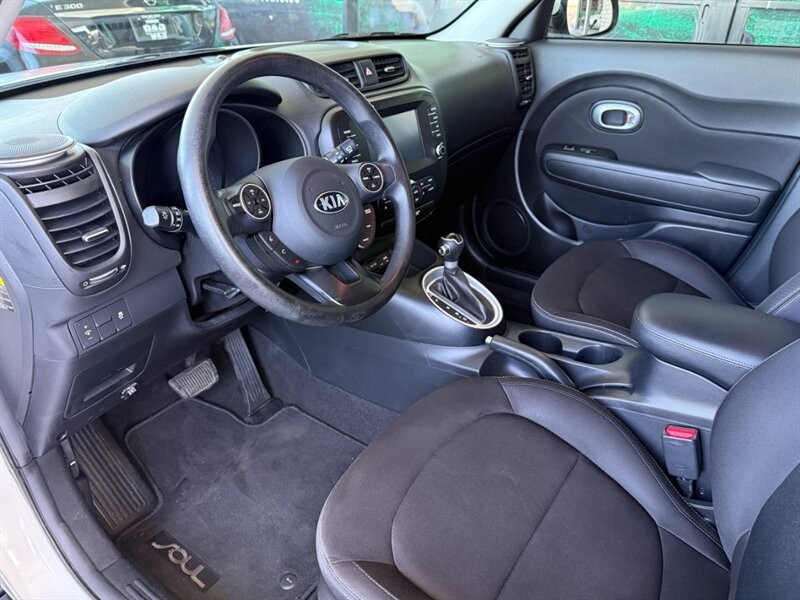 Kia Soul Vehicle Full-screen Gallery Image 15