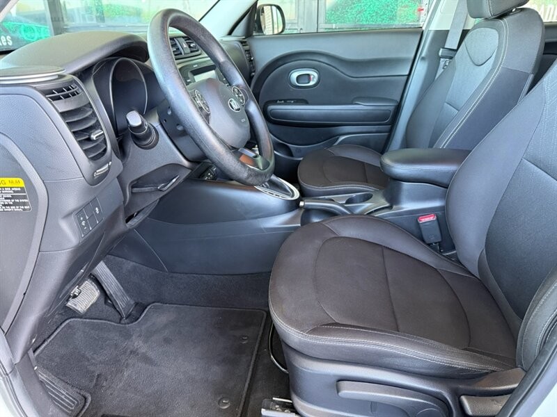 Kia Soul Vehicle Full-screen Gallery Image 16