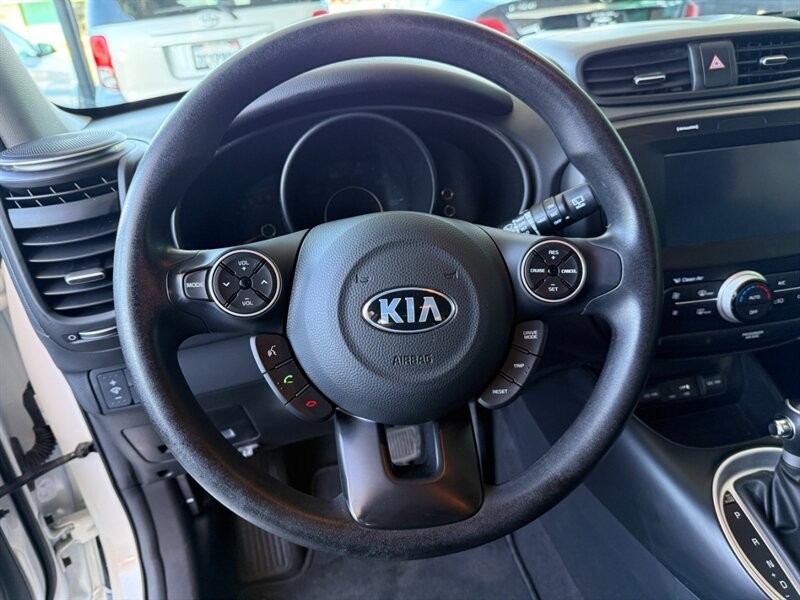 Kia Soul Vehicle Full-screen Gallery Image 18