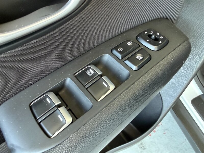 Kia Soul Vehicle Full-screen Gallery Image 22