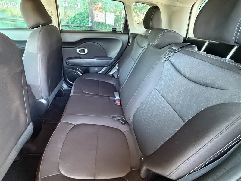 Kia Soul Vehicle Full-screen Gallery Image 23