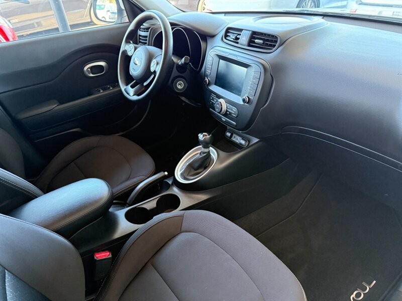 Kia Soul Vehicle Full-screen Gallery Image 24