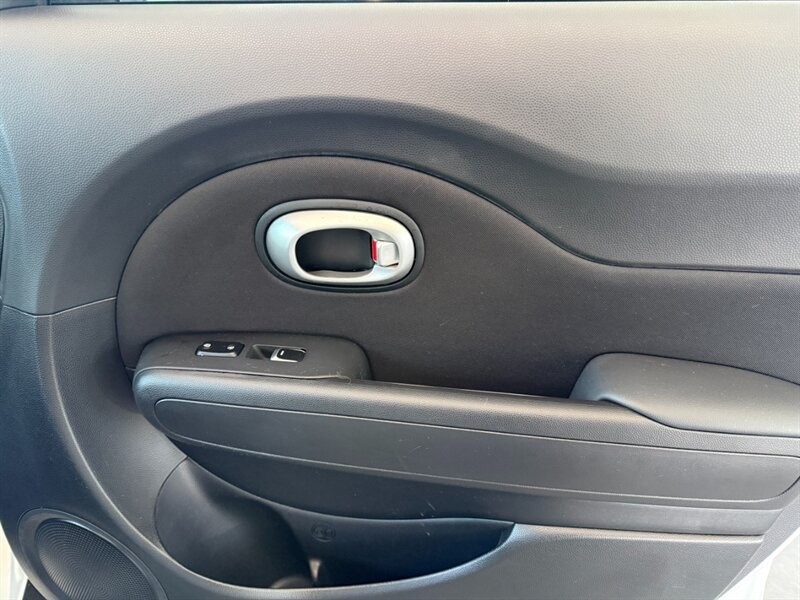 Kia Soul Vehicle Full-screen Gallery Image 25