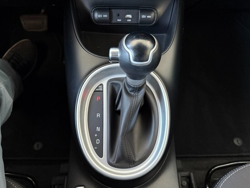 Kia Soul Vehicle Full-screen Gallery Image 32