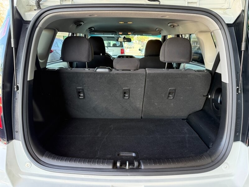 Kia Soul Vehicle Full-screen Gallery Image 33