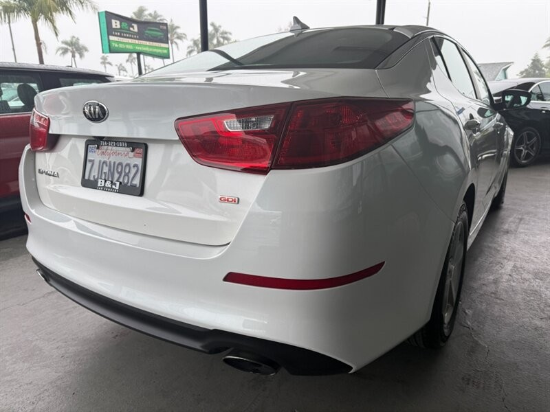 Kia Optima Vehicle Full-screen Gallery Image 10