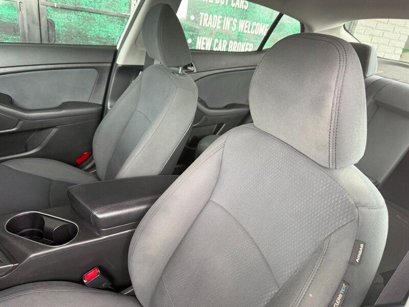 Kia Optima Vehicle Full-screen Gallery Image 17