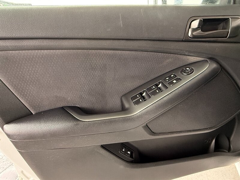 Kia Optima Vehicle Full-screen Gallery Image 22