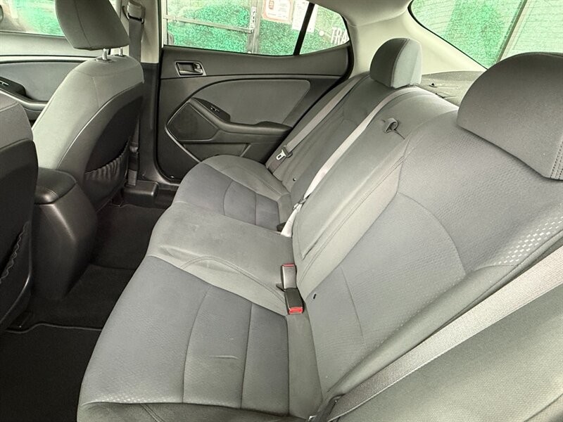 Kia Optima Vehicle Full-screen Gallery Image 24