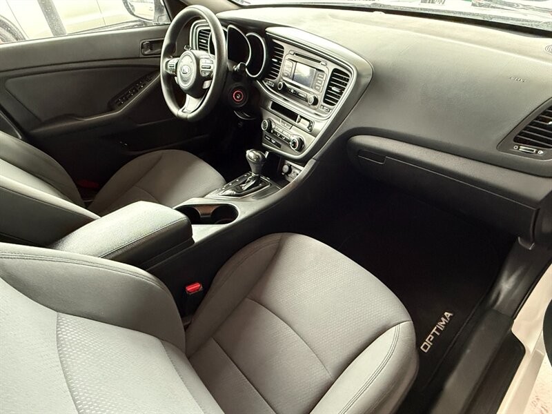 Kia Optima Vehicle Full-screen Gallery Image 25