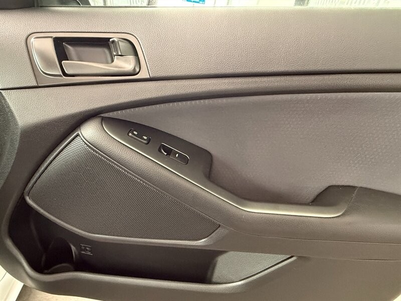 Kia Optima Vehicle Full-screen Gallery Image 26