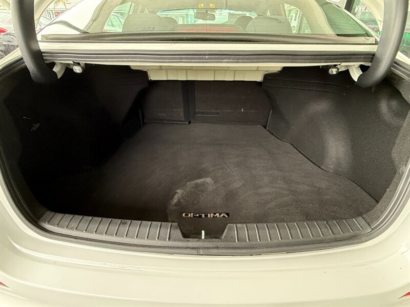 Kia Optima Vehicle Full-screen Gallery Image 33