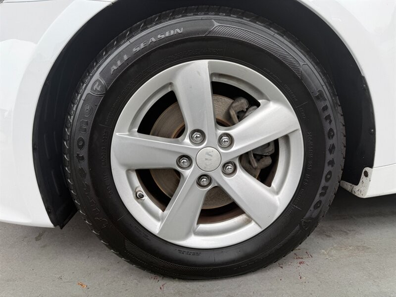 Kia Optima Vehicle Full-screen Gallery Image 35