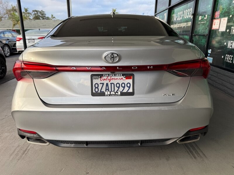 Toyota Avalon Vehicle Full-screen Gallery Image 12