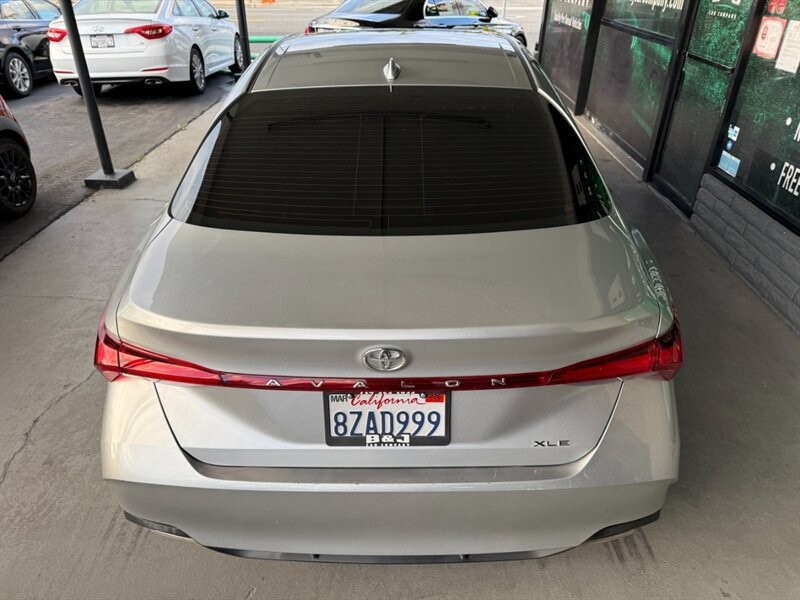 Toyota Avalon Vehicle Full-screen Gallery Image 13