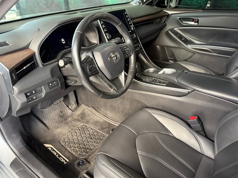 Toyota Avalon Vehicle Full-screen Gallery Image 16