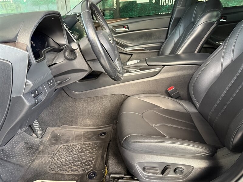 Toyota Avalon Vehicle Full-screen Gallery Image 17
