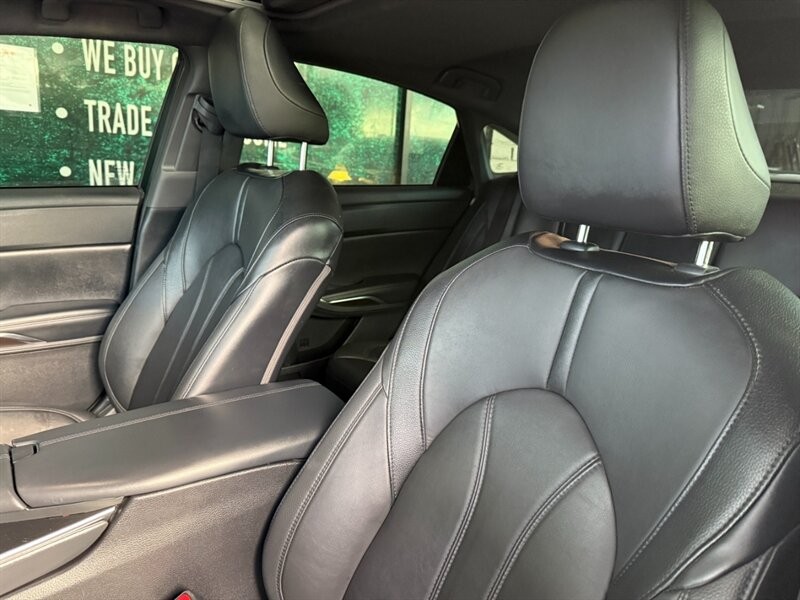 Toyota Avalon Vehicle Full-screen Gallery Image 18